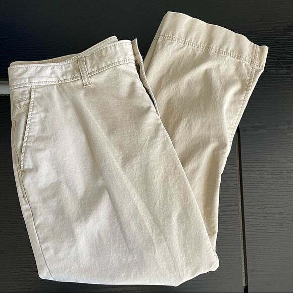 Old Navy Button and Zipper Cotton Spandex 5 Pocket Khaki Capri, 12 - Picture 6 of 11